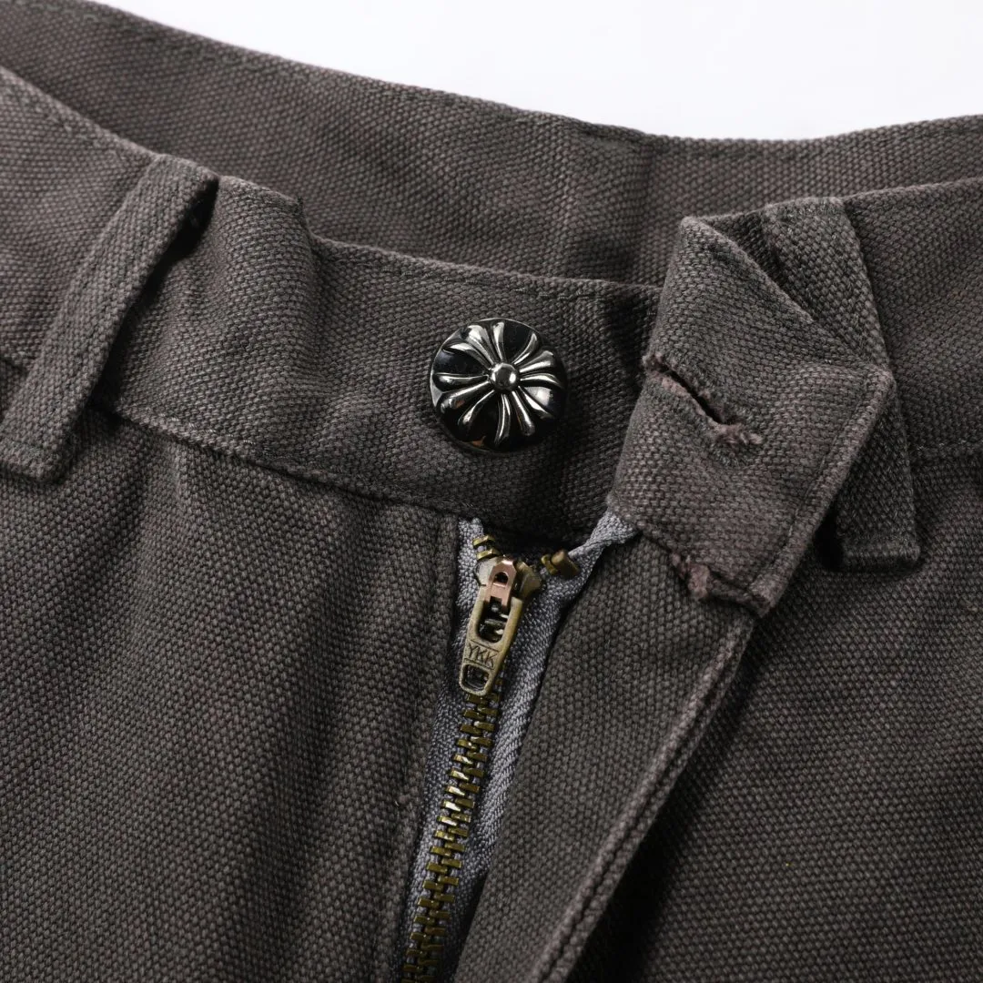 P280 💰 (Top version) Chrome hearts Cross patch leather jeans workwear logging pants Chrome hearts logging pants are here! ! ! CH Croix Heart Double Knee Cross Patch Leather Bo1 Style Logging Pants Straight-leg Work Pants B136 Croix Heart Cross Sanskrit Overalls Price 20W level, patchwork cross pattern embellishment, high-waisted washed jeans! ! Absolutely high-end luxury products, 1.9W level god-level single products, super popular products, made by top heavy industry, not to be missed. About Zangyin, this is an extremely luxurious fashion brand, which can also be called the nobles of the high street. It has always been an exclusive brand of some hipsters or rich second generation. Compared with ordinary high streets, it is more luxurious and noble. Compared with luxury brands, it has a more fashionable personality and has always been a brand that I have a special liking for. Imported yarn is custom-woven into a high-density twill canvas. While ensuring a crisp silhouette, the fabric feels very delicate. It follows the B01 classic silhouette. The upper body is crisp and stylish. The ready-made garments are stone-milled and washed with fermentation. They can be matched with any style. Buttons and zinc are washed with genuine YKK retro metal products. Double-layered canvas on the front. Perfect details. All hardware is perfect. Size: S-XXL Color: Picture color